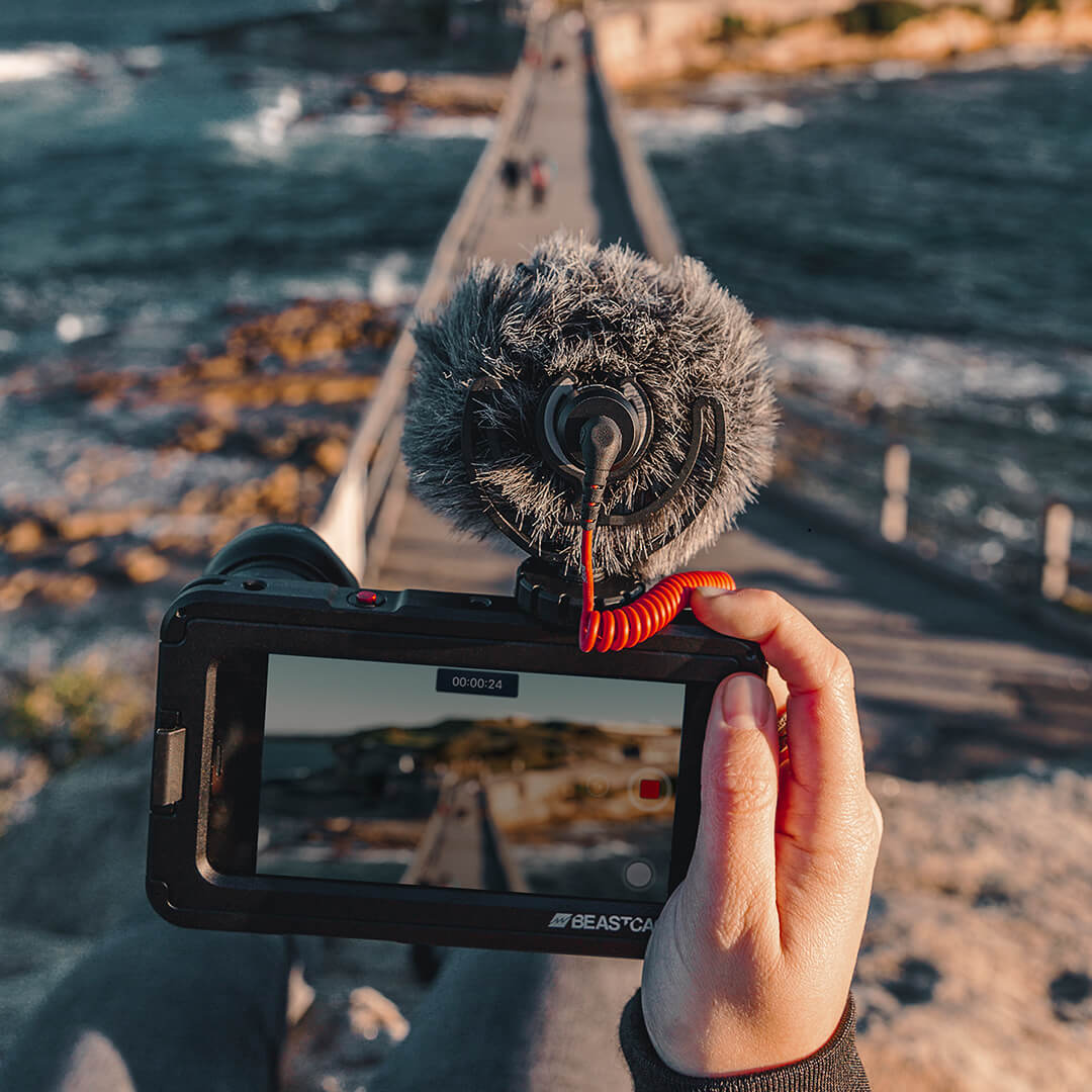 Toma IN-situ de alguien haciendo un vlog con un Vmicro