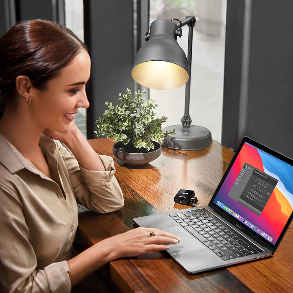 Girl using RØDE Central on MacBook