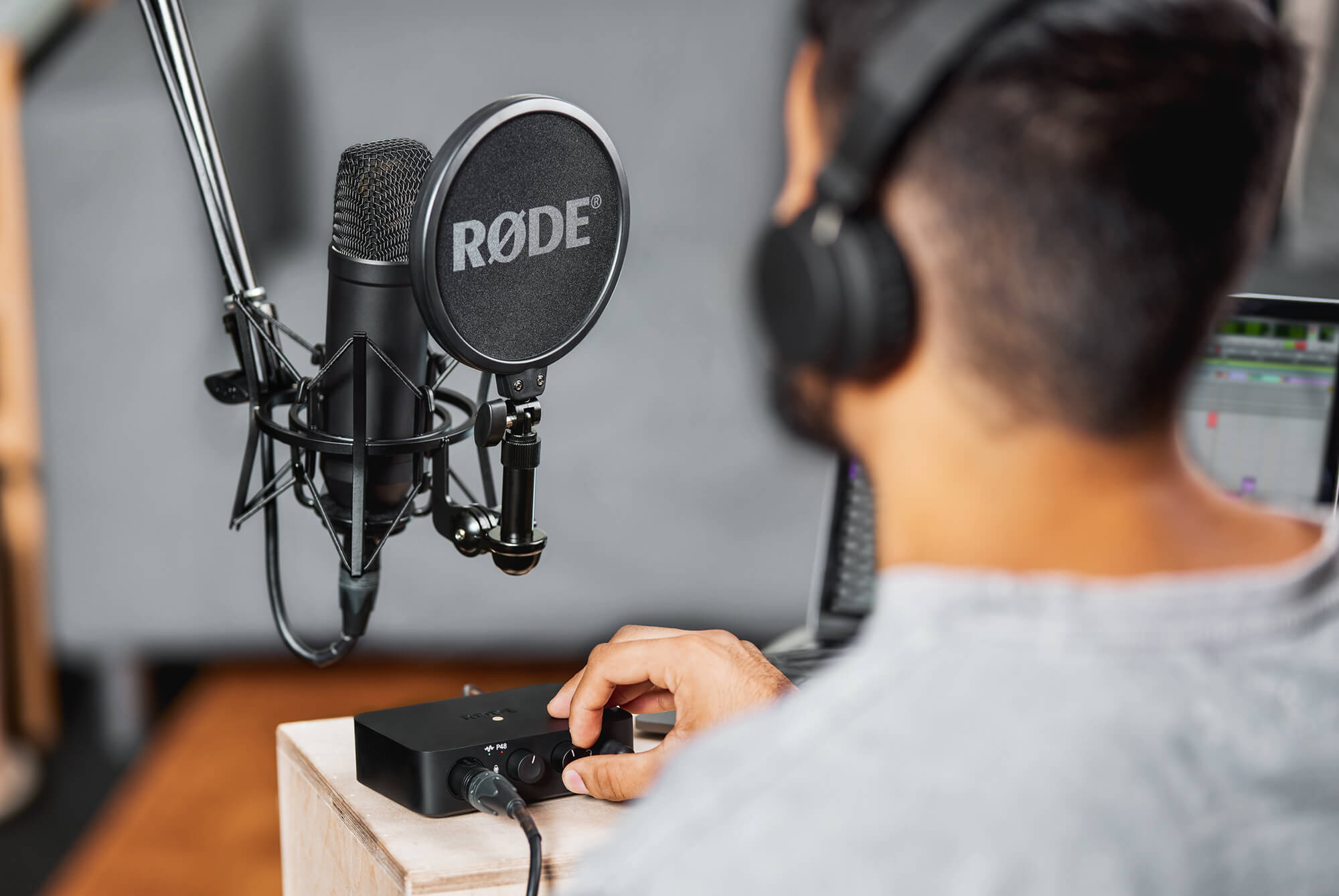 Rode Complete Studio Kit with AI-1 Audio Interface, NT1 Microphone, SM6  Shockmount, and Cables