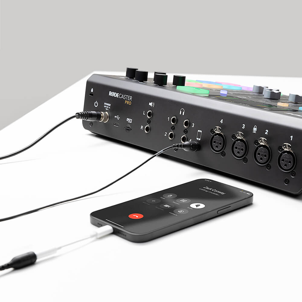 RØDECaster Pro em mesa branca com celular conectado